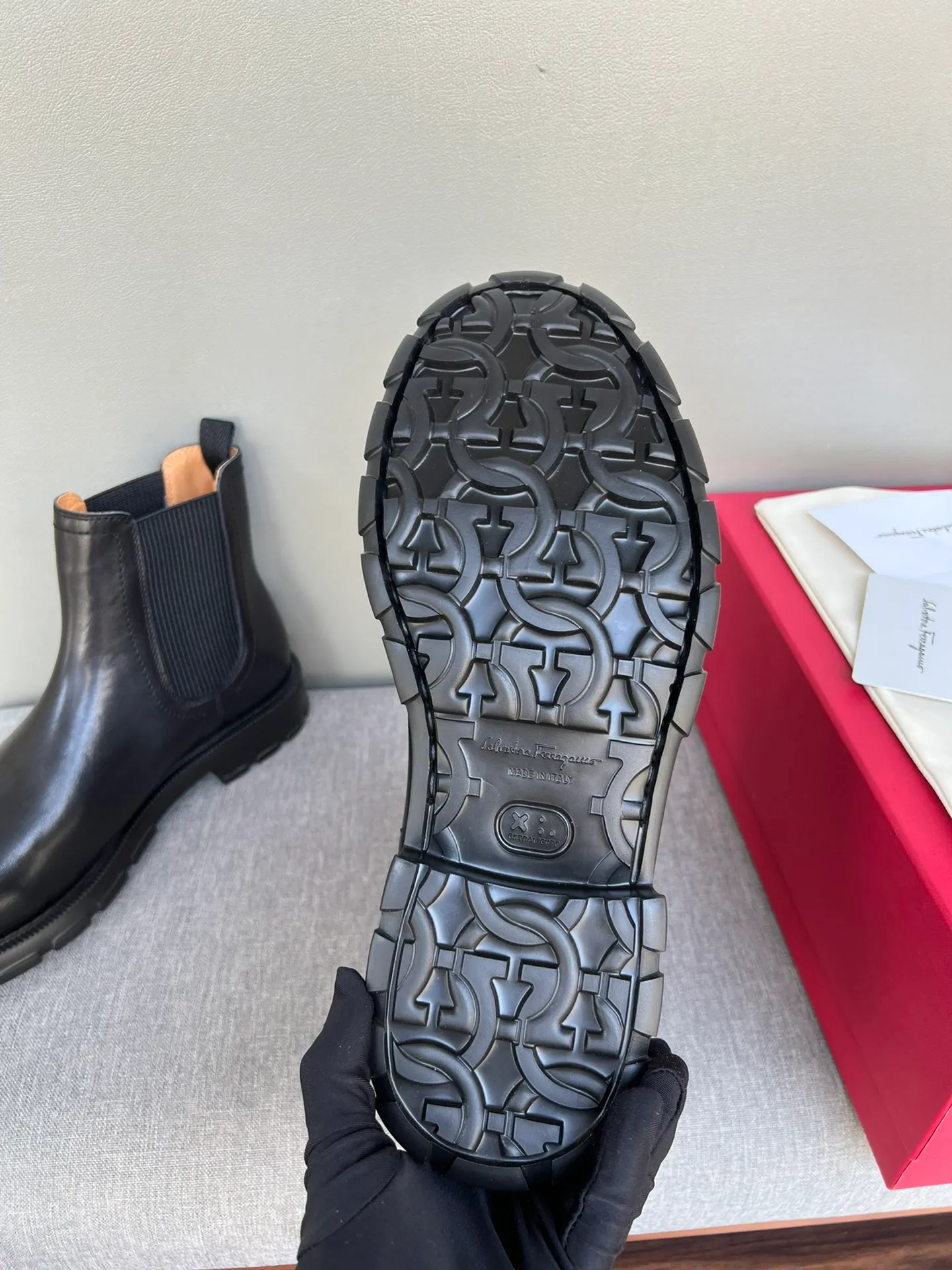 [Ferragamo] Top P: 1000💰 Number of yards: 39~44 (38.45 custom-made, non-refundable) Ferragamo winter series, original 1:1 development, casual men's short boots, original quality, exclusive new Ferragamo autumn and winter new high-top men's shoes, exquisite hand-stitching, workmanship details comparable to counters, imported calfskin upper, cowhide lining, original foam outsole.